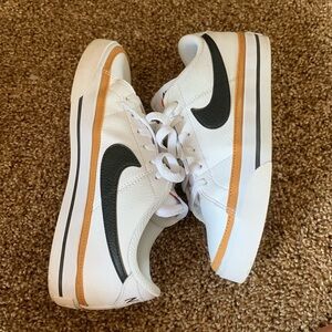 Trendy Nike shoes women’s size 6